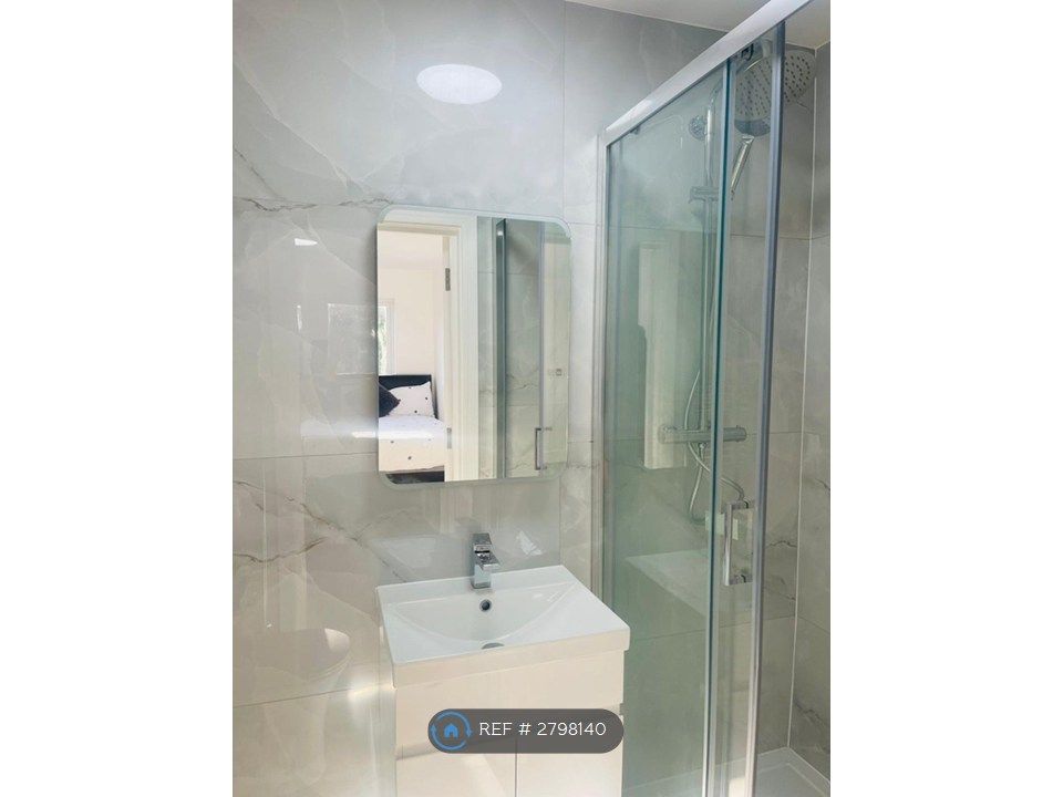 Property photo 3 of 7 Ensuite Shower