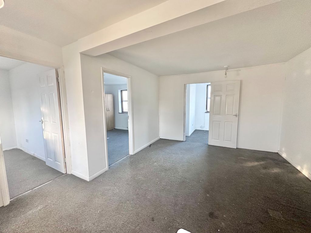 Property photo 3 of 7 Living