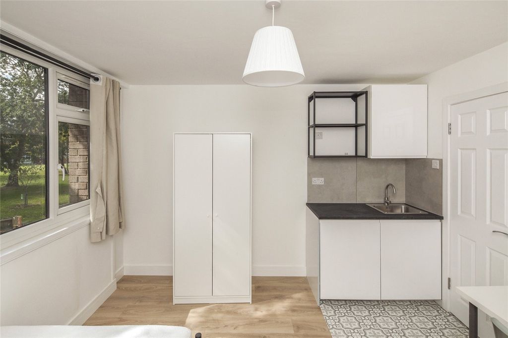 Property photo 2 of 6 Kitchenette