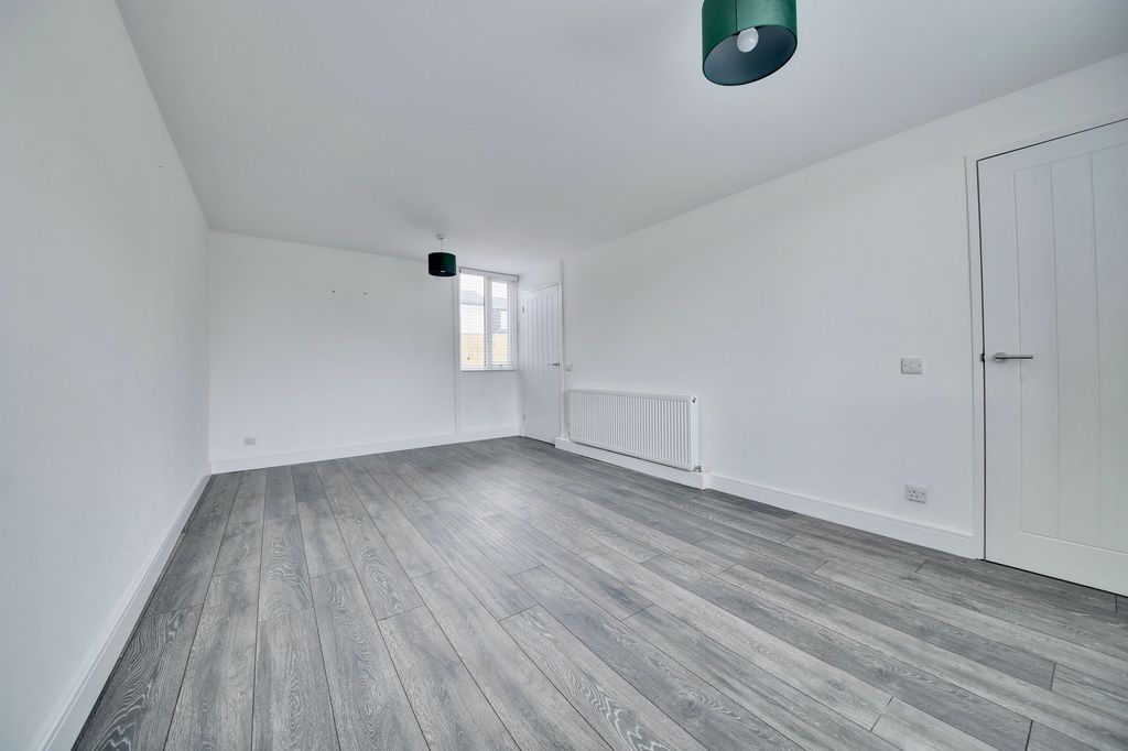 Property photo 3 of 18 Lounge