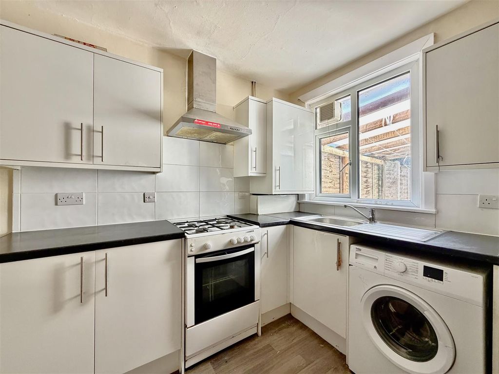 Property photo 1 of 11 Kitchen