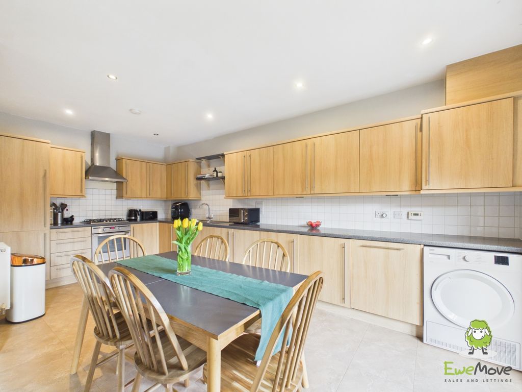 Property photo 3 of 29 Ewemove Estate Agents Basingstoke -Greenlands Road