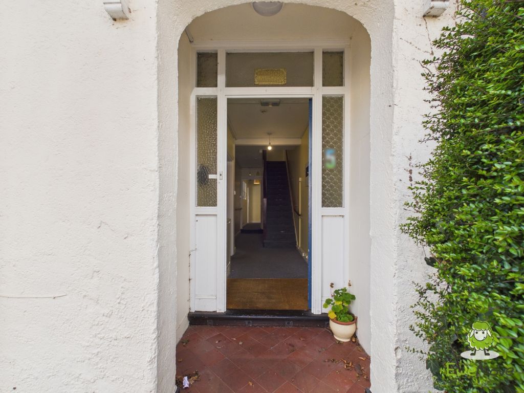 Property photo 2 of 32 Ewemove Estate Agents Basingstoke - 5 Wallis Road