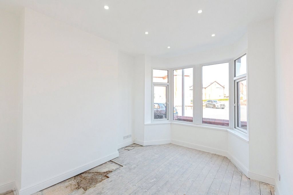 Property photo 3 of 17 Photo