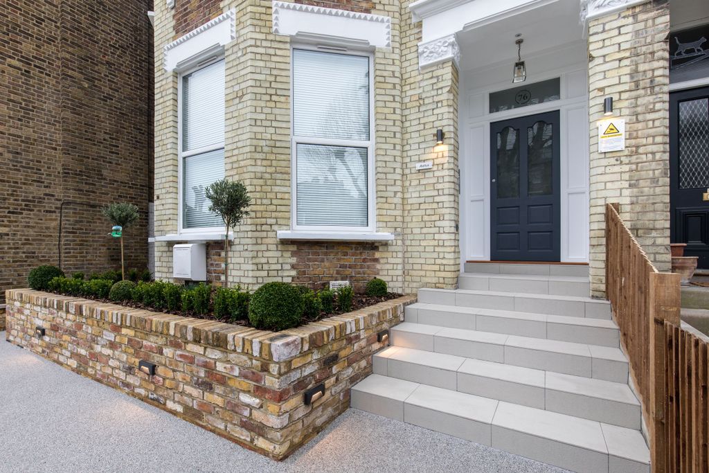 Property photo 2 of 10 Entrance