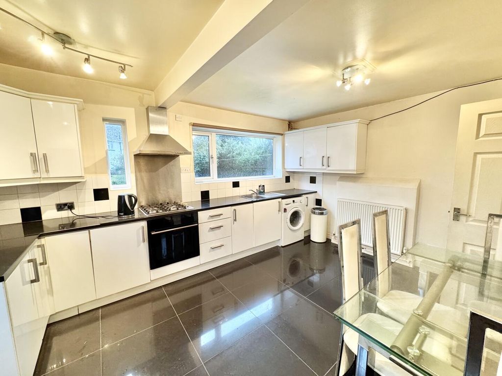 Property photo 3 of 8 Kitchen