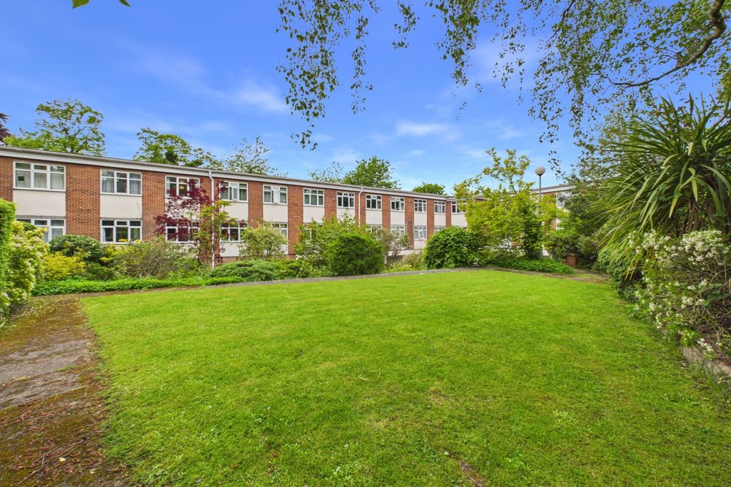 Property photo 1 of 14 Communal Gardens