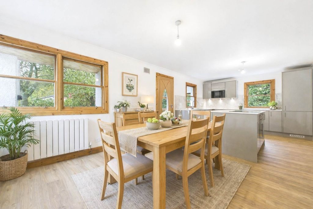 Property photo 2 of 25