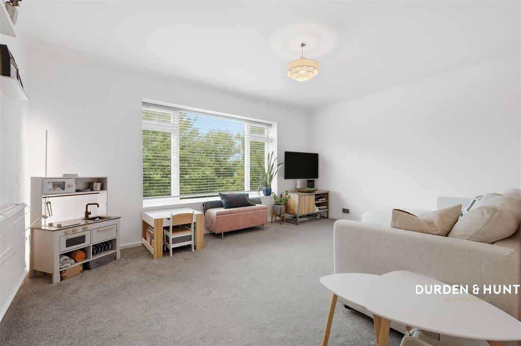 Property photo 2 of 11 New Wanstead