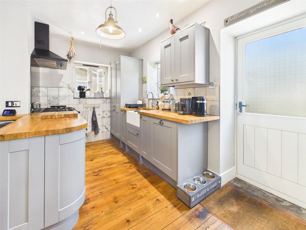 Property photo 3 of 19 Kitchen