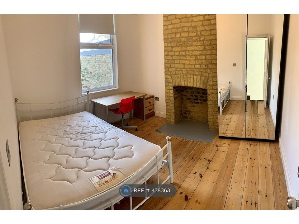 Property photo 3 of 17 Double Bedroom Ground Floor Facing Rear Garden