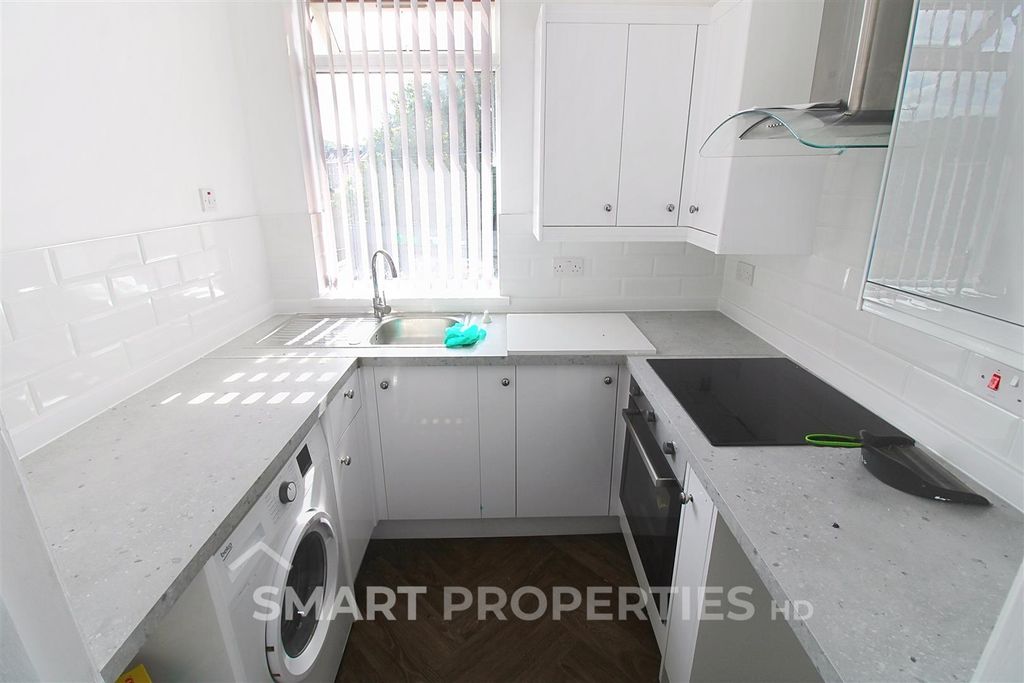Property photo 3 of 8 Kitchen