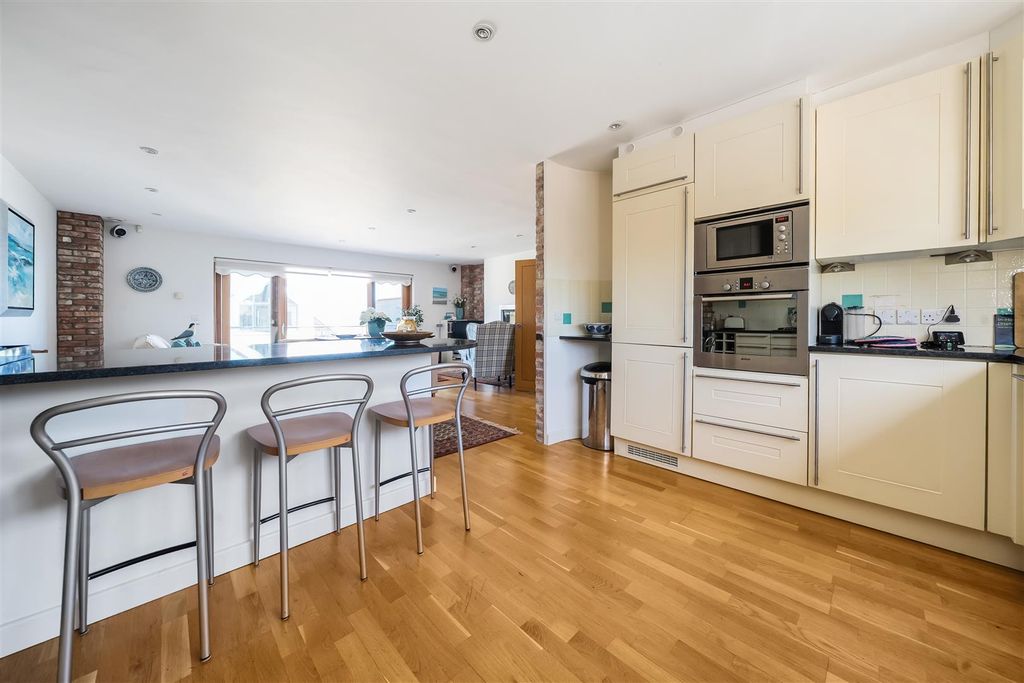 Property photo 3 of 32 Kitchen