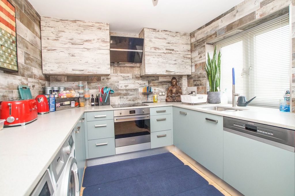 Property photo 2 of 18 Kitchen