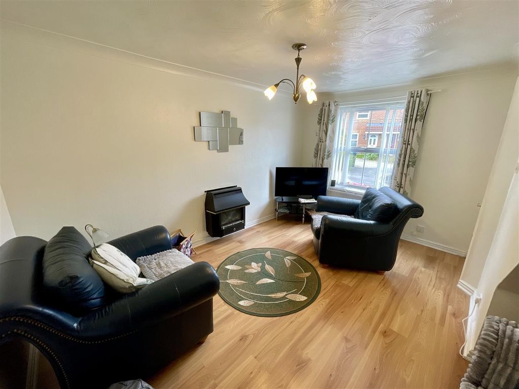 Property photo 2 of 11 Lounge
