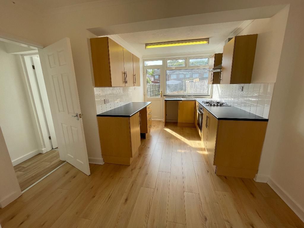 Property photo 2 of 6 Kitchen