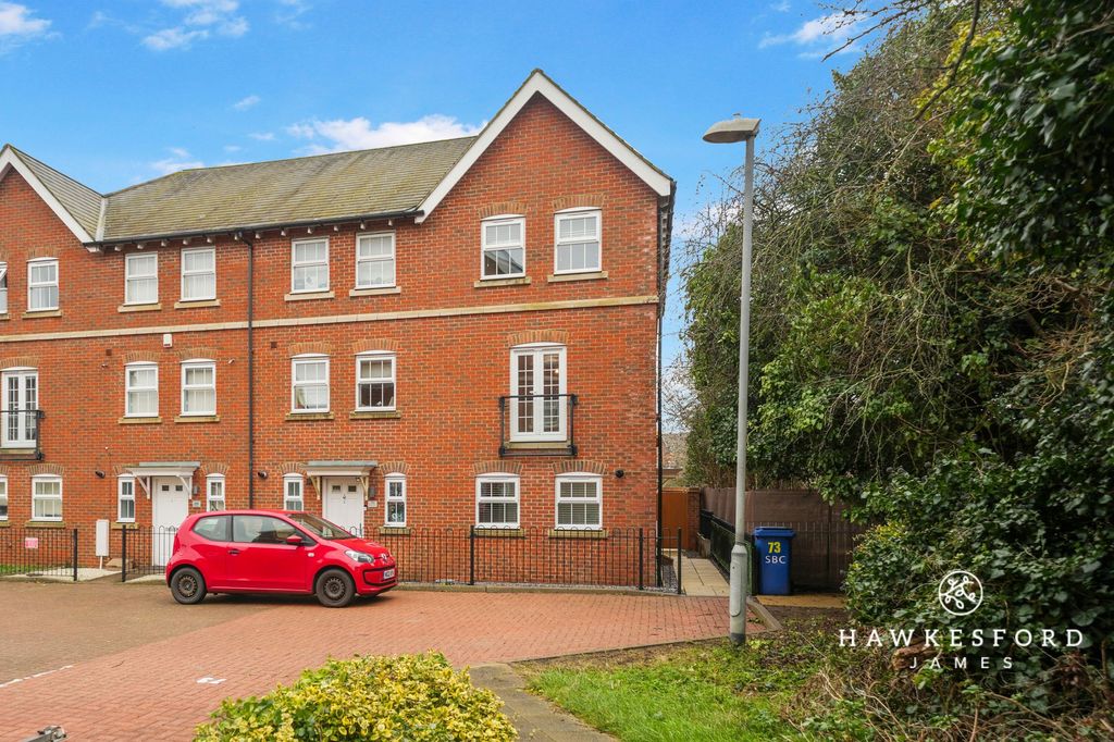 Property photo 1 of 13 Easton Drive, Sittingbourne - Front