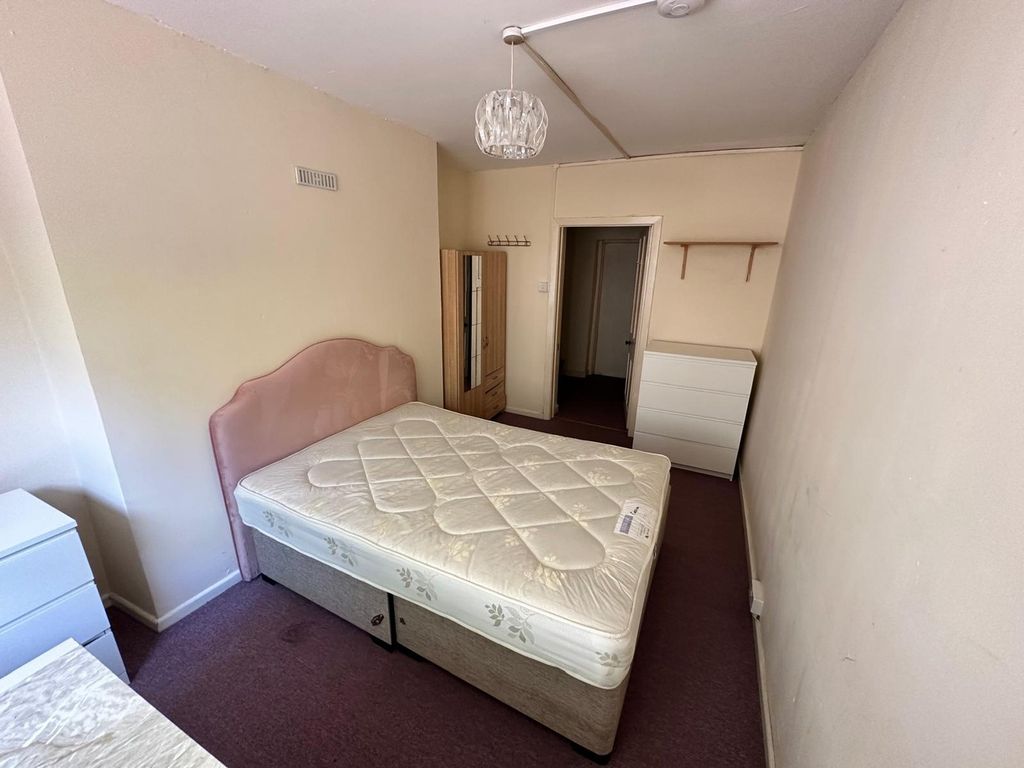 Property photo 2 of 17 A Spacious And Inviting Double Bedroom Featuring A...