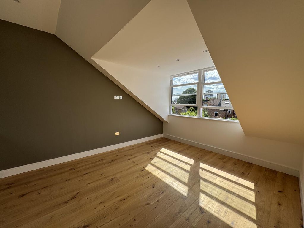 Property photo 3 of 8 Loft