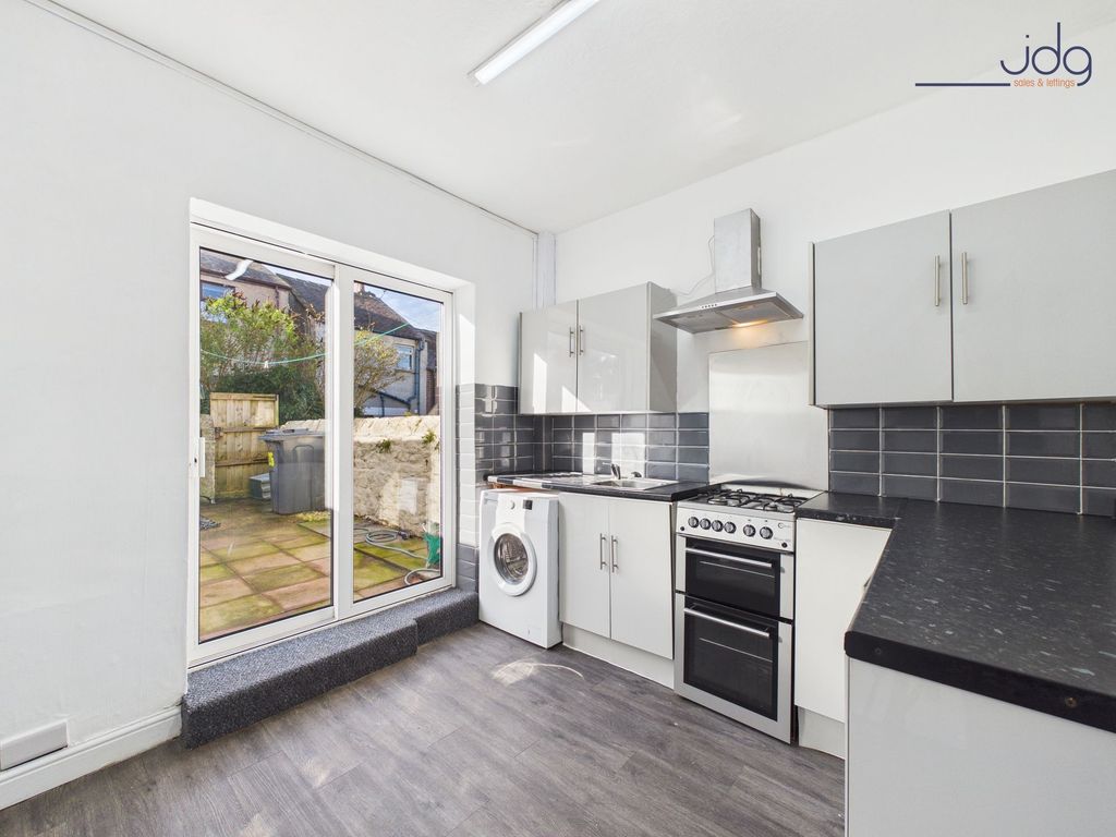 Property photo 3 of 7 Fitted Kitchen