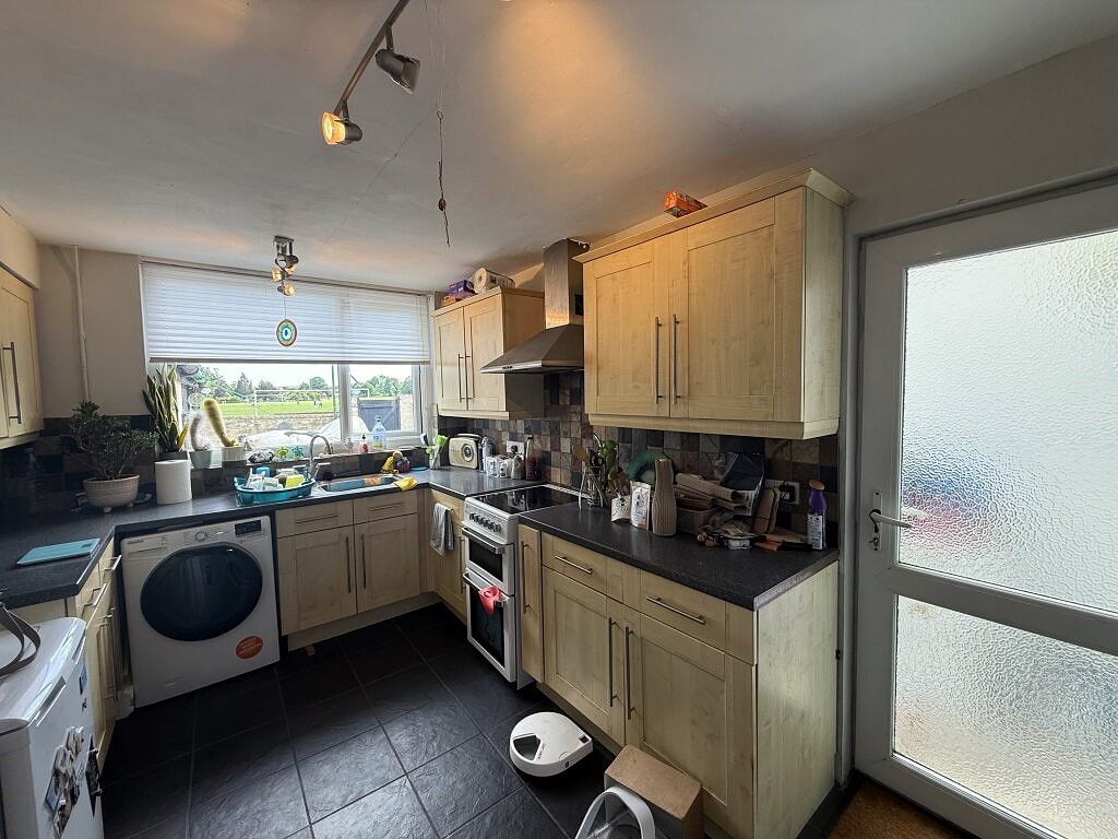 Property photo 2 of 11 Kitchen