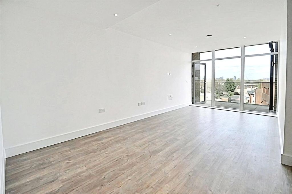 Property photo 2 of 8 Picture No. 12