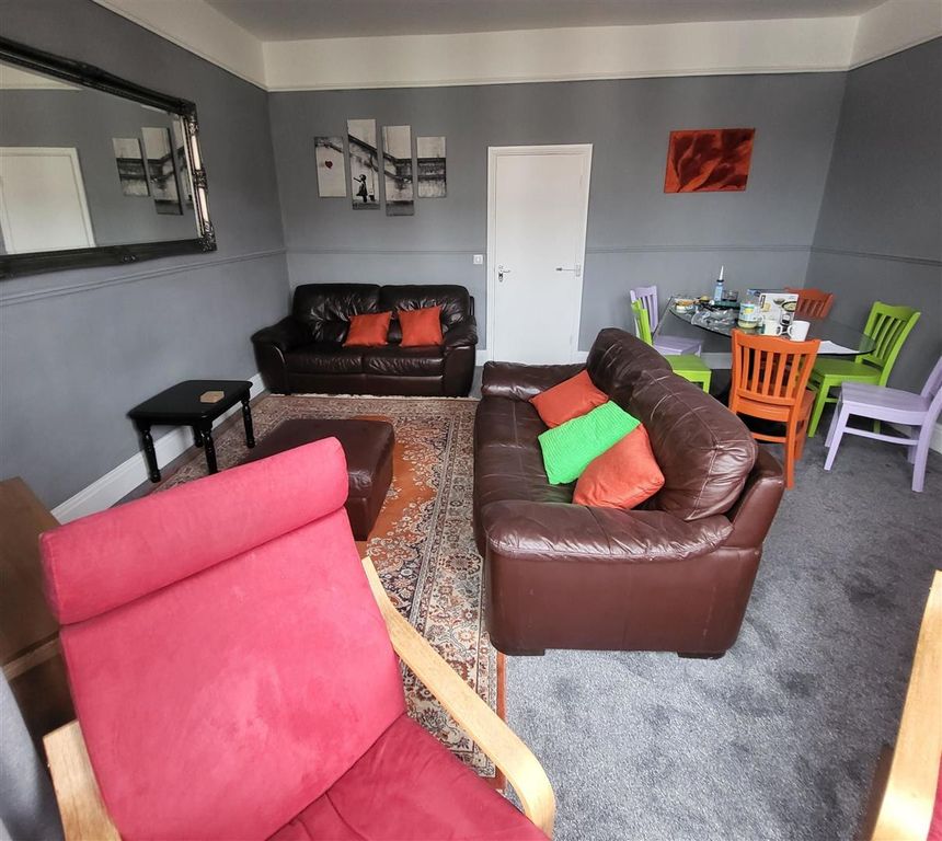Property photo 2 of 8 140 Westoe Road Lounge New 2.Jpg