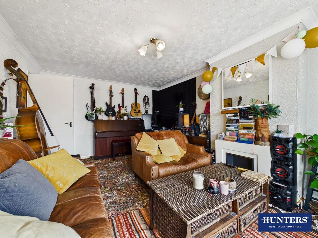 Property photo 3 of 18 Living Room