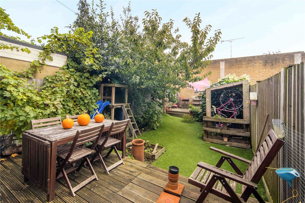 Property photo 2 of 13 Garden