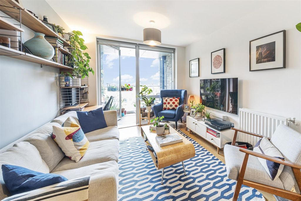 Property photo 1 of 18 Woods Road