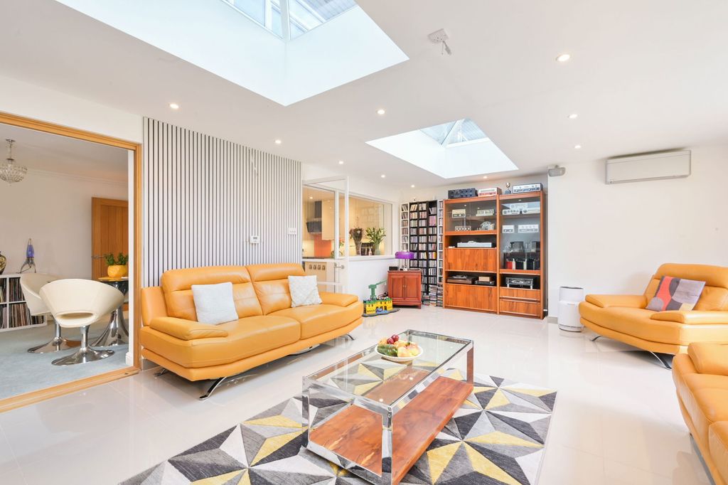 Property photo 2 of 28