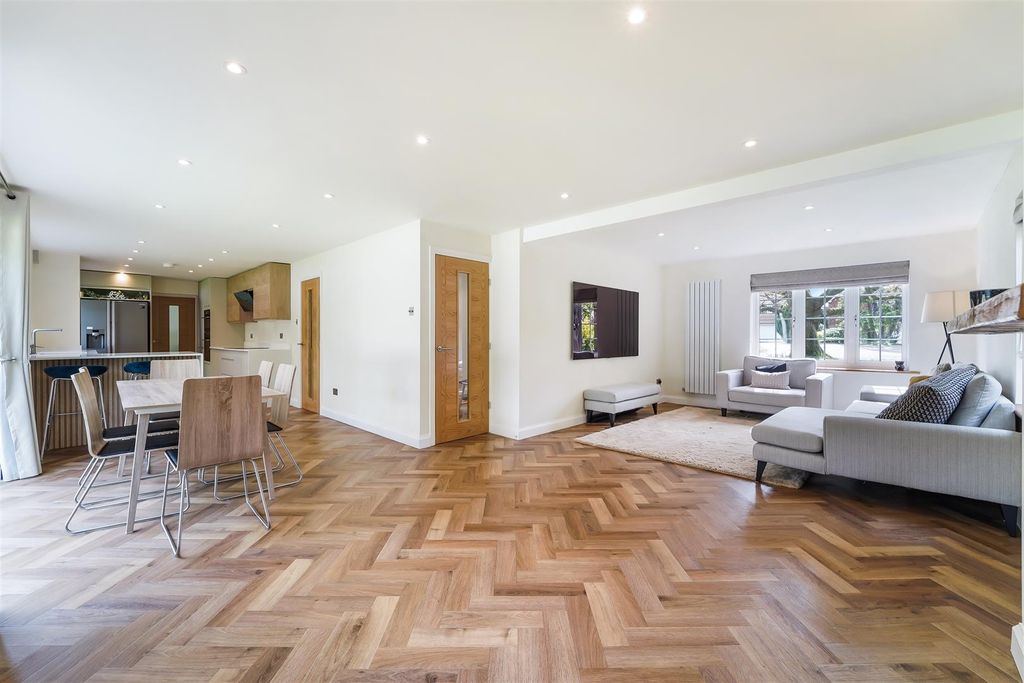 Property photo 2 of 16 Barn Close,  (2).Jpg