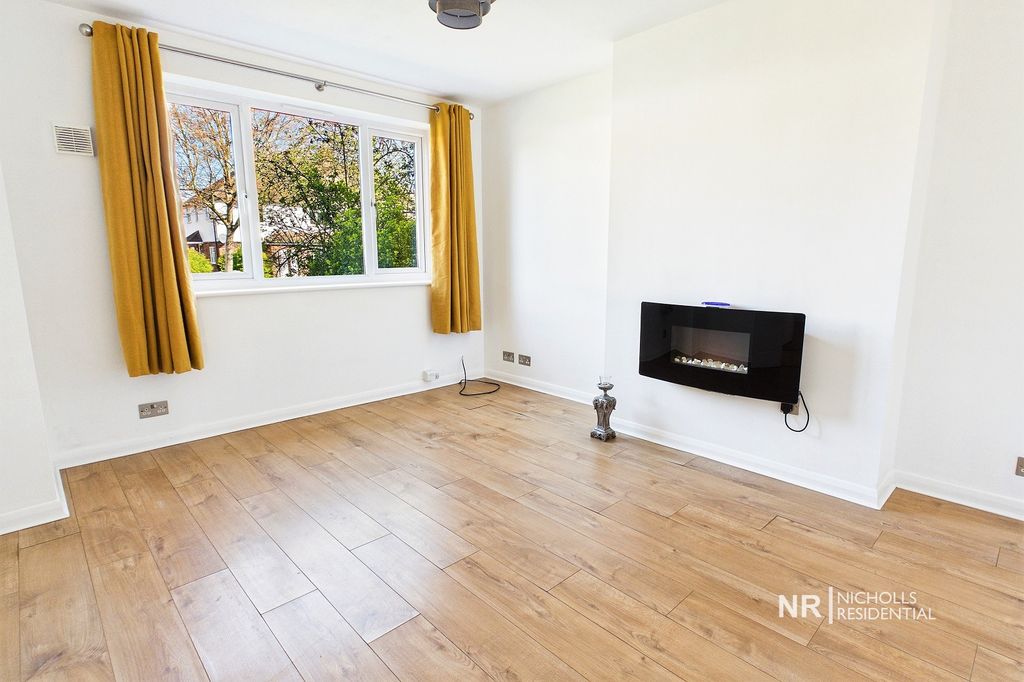 Property photo 3 of 11 Lounge