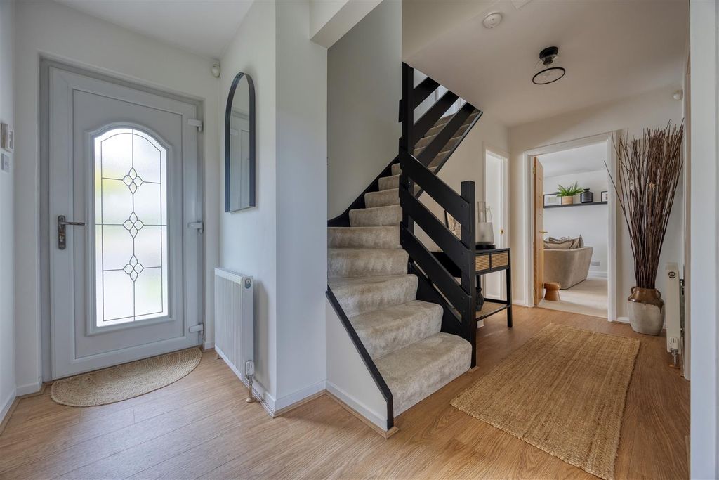 Property photo 2 of 16 10_Gadloch_View_Lenzie_011.Jpeg