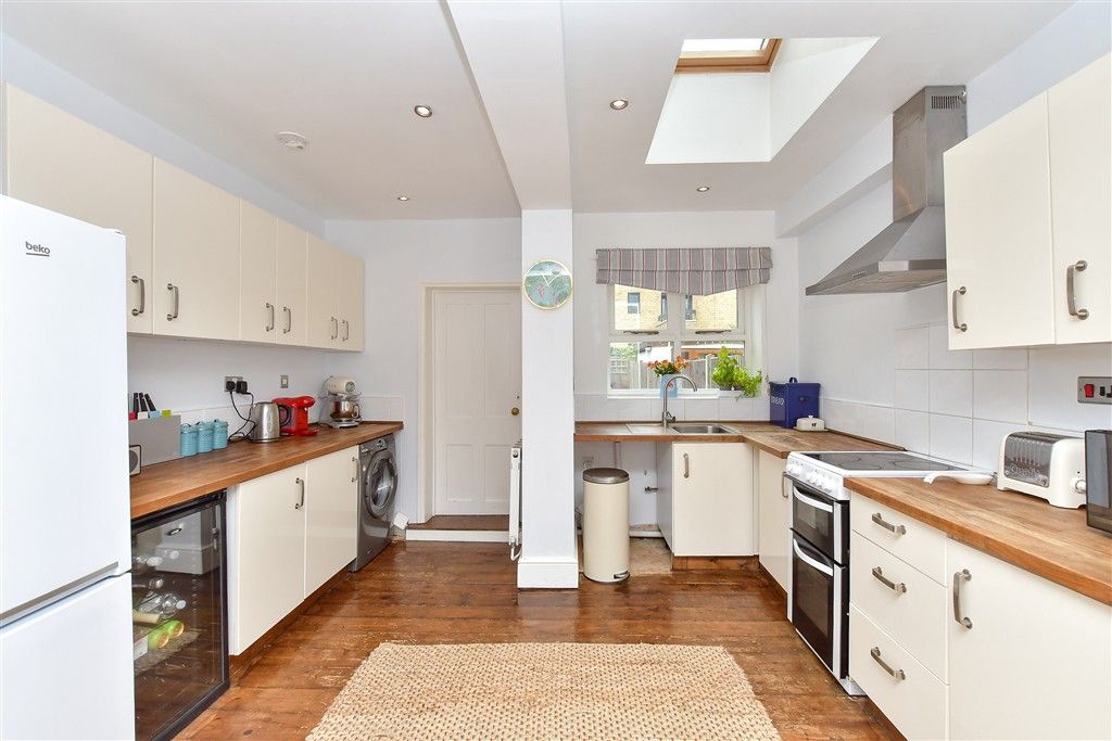 Property photo 3 of 11 Kitchen