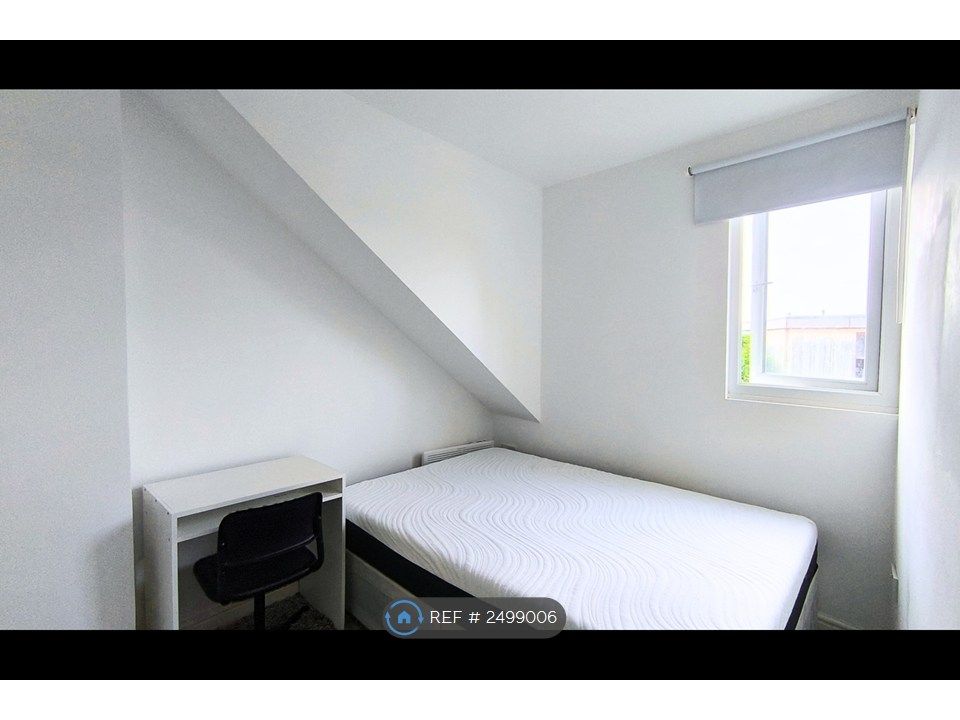 Property photo 3 of 12 Room 2