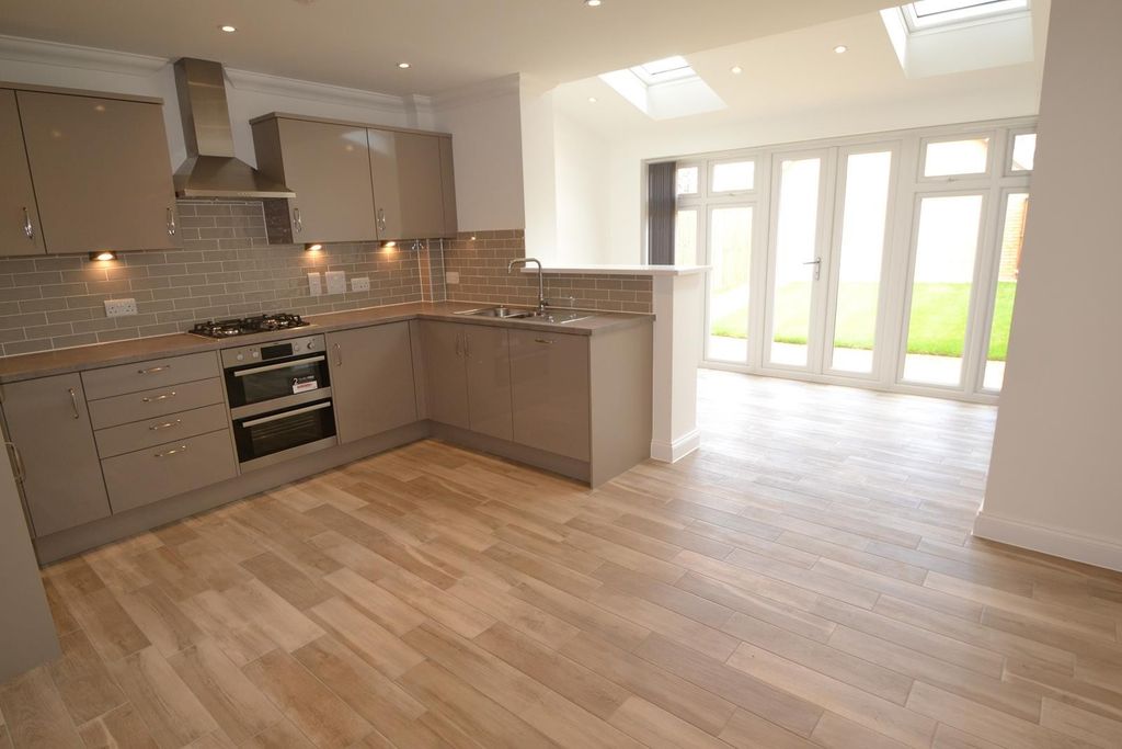 Property photo 3 of 9 Kitchen