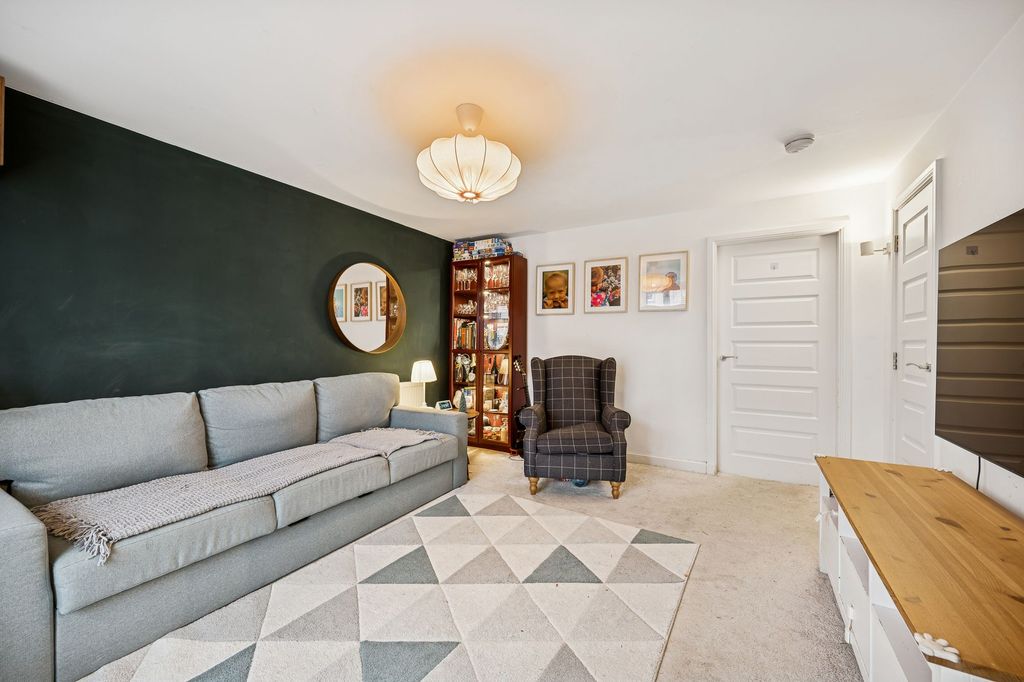 Property photo 1 of 21 Lounge