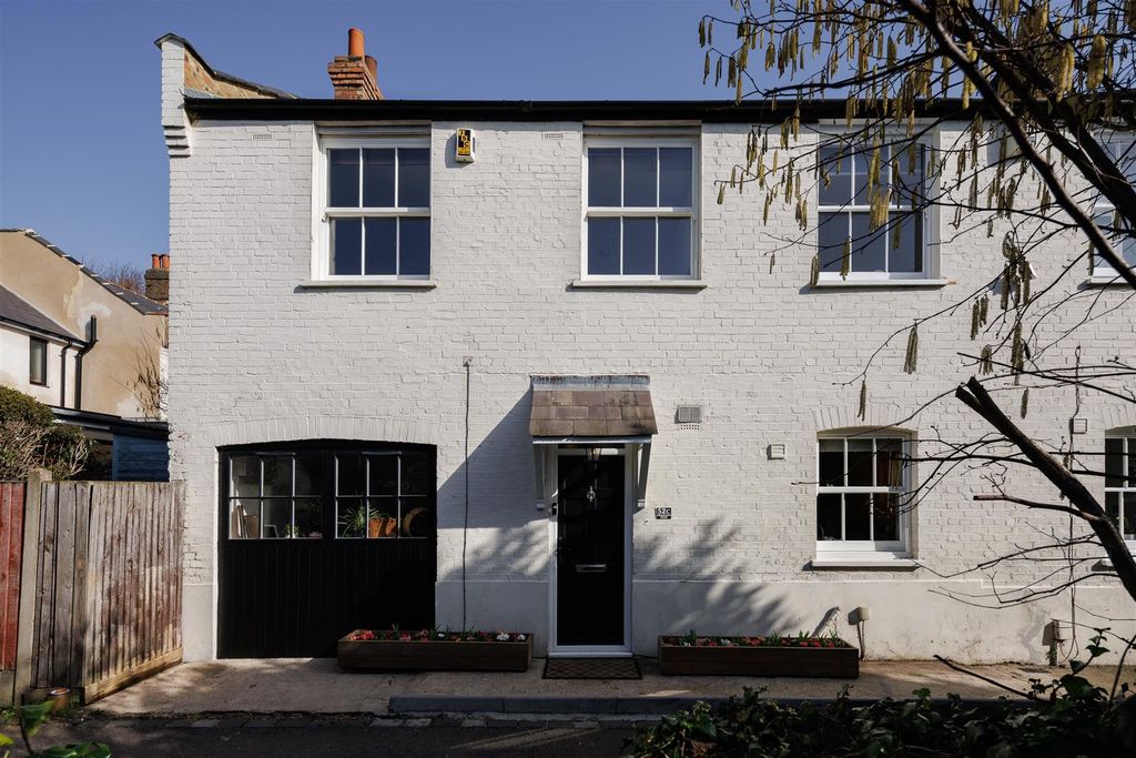 Property photo 1 of 33 Browning Road, E11