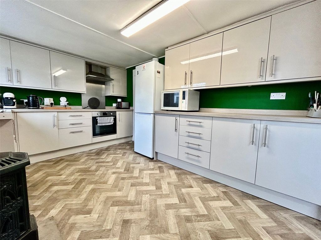 Property photo 3 of 18 Kitchen
