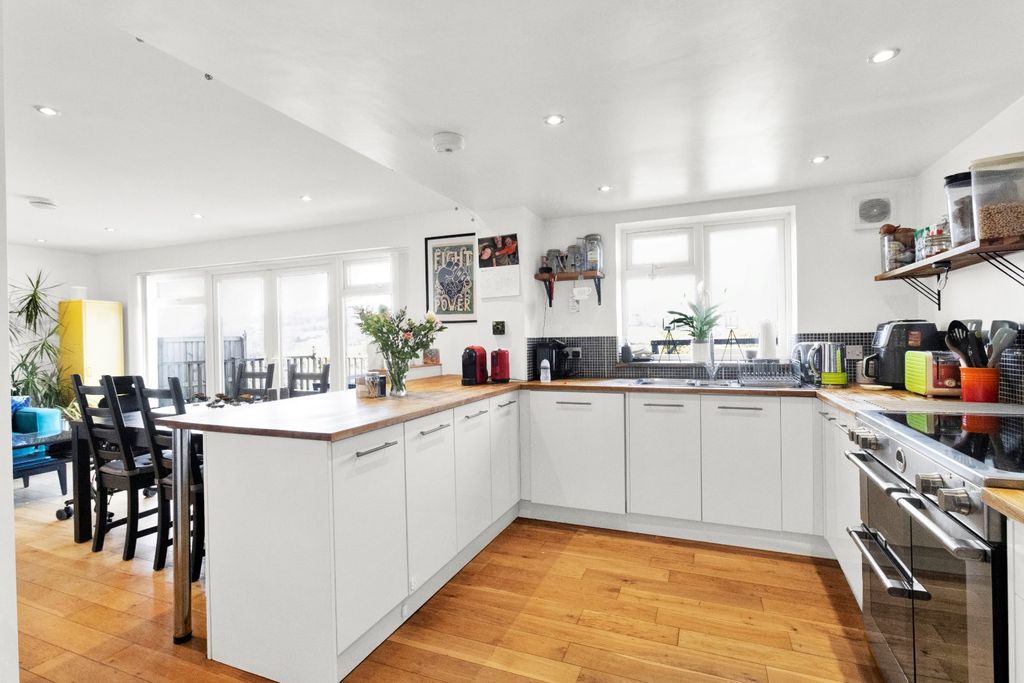 Property photo 2 of 31 Kitchen Area
