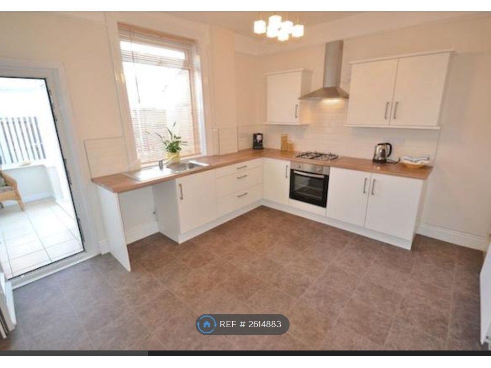 Property photo 3 of 8 Kitchen