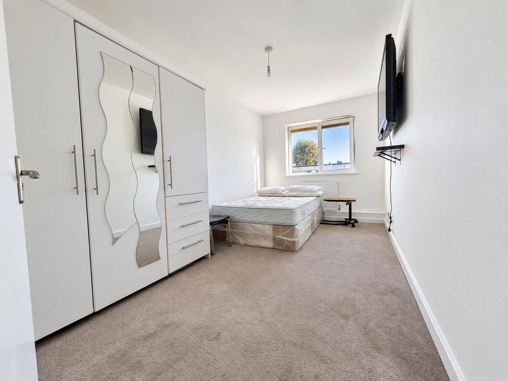 Property photo 1 of 10 Spacious And Bright Furnished Double Bedroom