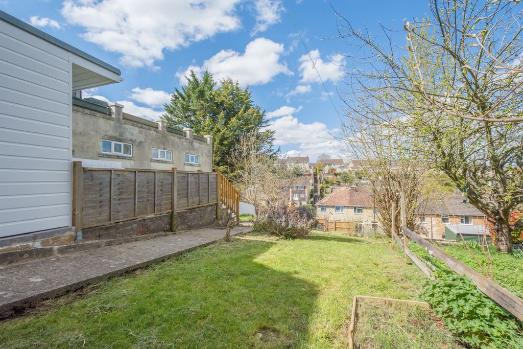 Property photo 3 of 11 124_Coronation_Avenue -8