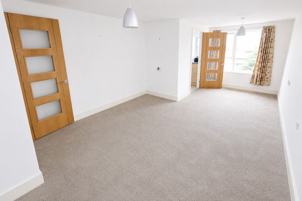 Property photo 1 of 18 Kingsman Court, Carnarvon Road, Clacton On Sea.