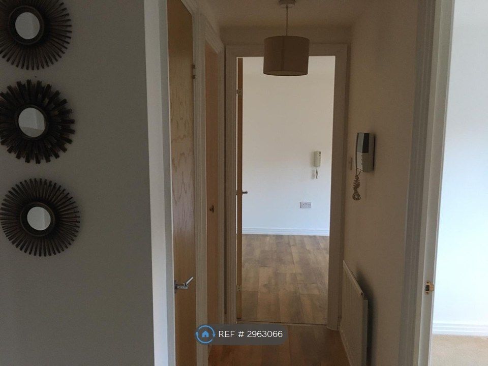Property photo 2 of 9 Hallway
