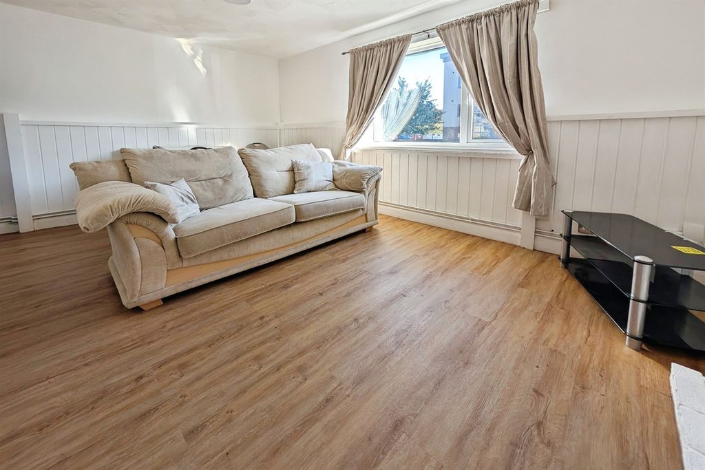 Property photo 2 of 8 (Main)