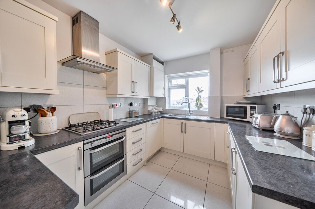 Property photo 3 of 20 Kitchen