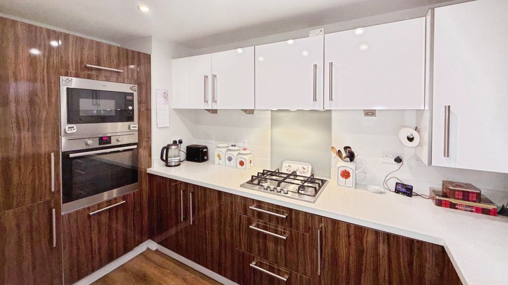 Property photo 3 of 18 Kitchen