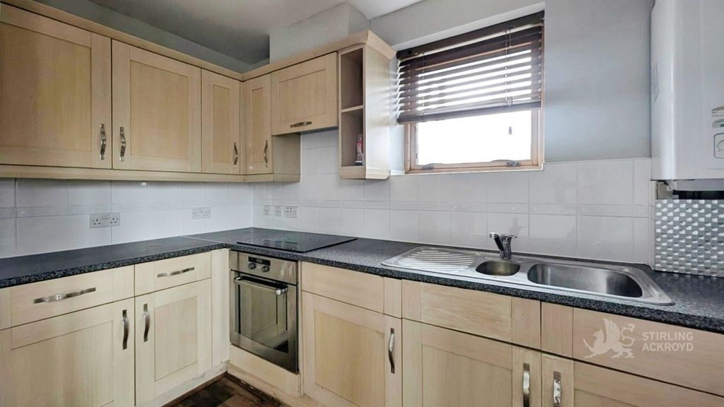 Property photo 3 of 8 Kitchen